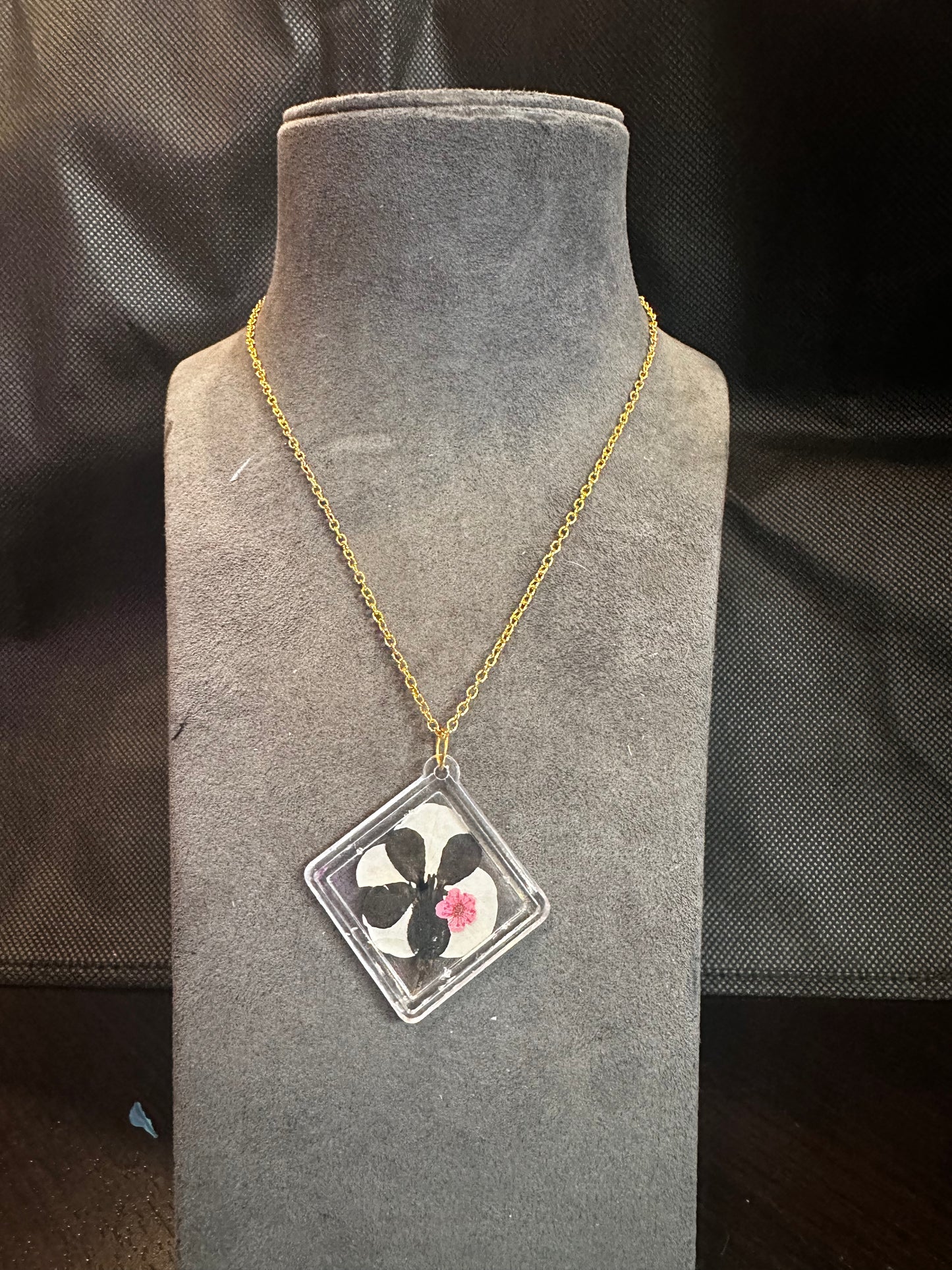 Necklace - gold chain C