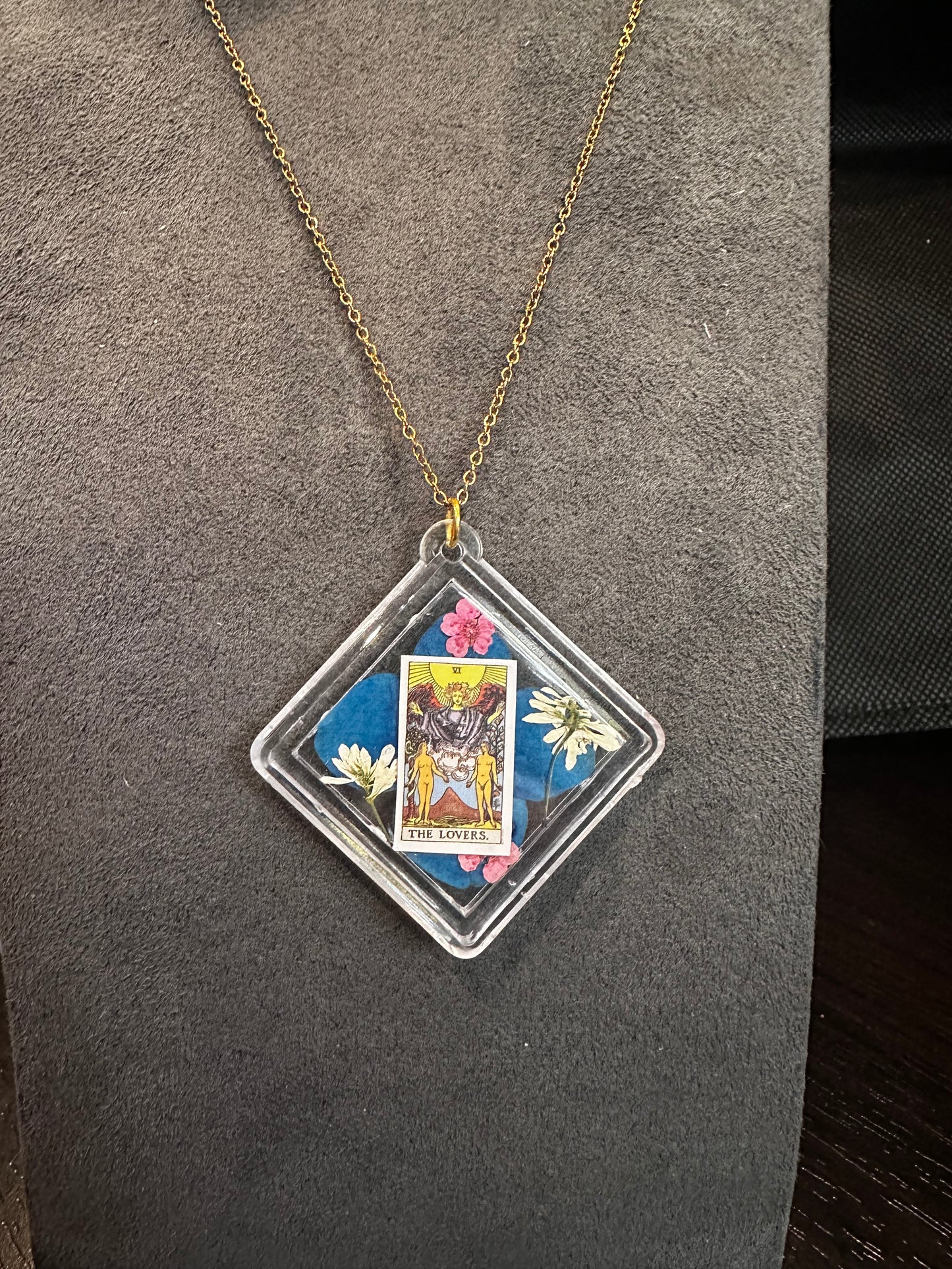 Necklace - gold chain - The Lovers